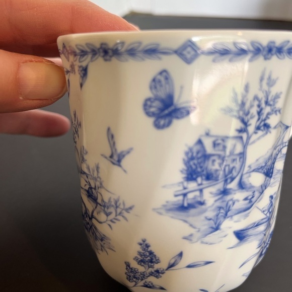 Vintage Churchill Toile Scalloped Blue and White China Mugs. - Picture 8 of 11